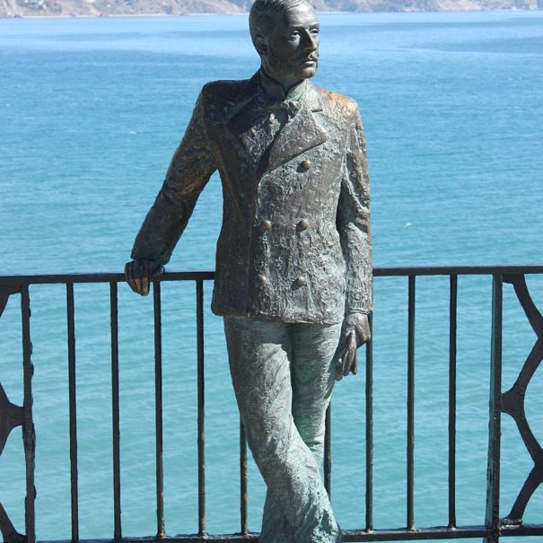 Nerja,_the_sculpture_of_king_Alfonso_XII_on_the_Balcón_de_Europa